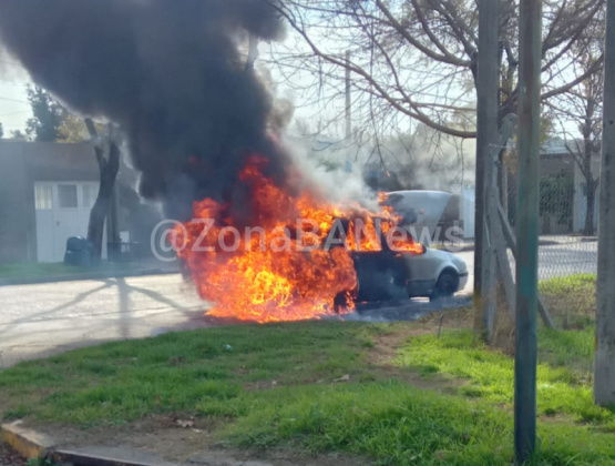 Voraz incendio de un auto