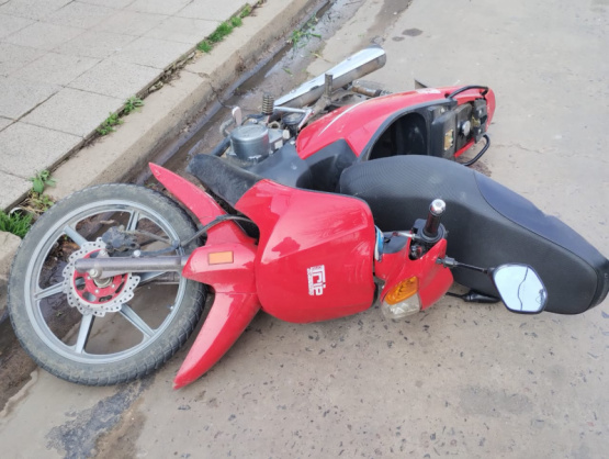 Tienen 14 y 15 años, iban en moto y colisionaron con un auto tras cruzar un semáforo en rojo